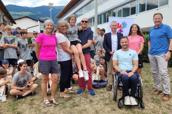Visita al campo sportivo dell'Euregio a Malles: (da destra) il direttore del liceo sportivo di Malles, Werner Oberthaler, Simon Wallner (seduto), Christoph von Ach (Euregio), Marco Vender (Ufficio sport della Provincia di Trento), Laura Savoia (Ufficio sport della Provincia di Bolzano), Gertrud Schwarz (Liceo sportivo) (Foto: Euregio/Amin Gluderer)