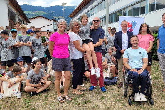 Besuch im Euregio-Sport-Camp in Mals: (v.r.) der Direktor Sportoberschule Mals, Werner Oberthaler, Simon Wallner (sitzend), Christoph von Ach (Euregio), Marco Vender (Sportamt Trentino), Laura Savoia (Sportamt Südtirol), Gertrud Schwarz (Sportoberschule) (Foto: Euregio/Amin Gluderer)