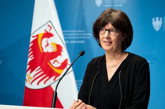 Petra Götsch, Mitarbeiterin im Amt für Pflegeeinstufung, berichtete unter anderem über die Tätigkeiten der derzeit 17 aktiven Einstufungsteams. (Foto: LPA/Fabio Brucculeri)