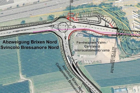 Über die Fahrbahn der Umfahrung Brixen muss ein Graben ausgehoben werden, um darin die Leerrohre für die Leitungen der Terna verlegen zu können. (Foto: LPA)