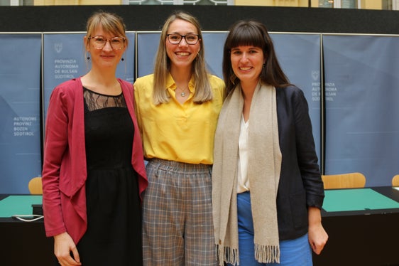Ausgezeichnete Absolventinnen: (v.l.) Sabine Tiefenthaler (1. Preis), Chiara Orri (2. Preis) und Franziska Cont (3. Preis) haben sich in ihren Abschlussarbeiten mit den Themen Resilienz, Cybergewalt und das Frauenbild in der Psychatrieforschung befasst. (Foto: LPA/Carmen Kollmann)
