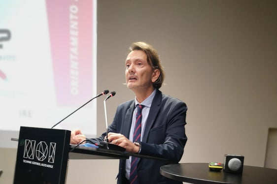 Il sovrintendente scolastico Vincenzo Gullotta, all'evento R U EXPERIENCED? al NOI Techpark, ha sottolineato oggi (13 novembre) “l'importanza di un dialogo continuo tra scuola e impresa per le sfide professionali future (Foto: ASP/Direzione istruzione e formazione italiana)