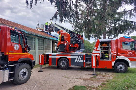 Nelle zone colpite dall'emergenza sono in azione 85 vigili del fuoco volontari e a tempo pieno, 61 trentini e 24 altoatesini, con il supporto tecnico di cinque addetti del Reparto Logistico del Servizio Prevenzione Rischi e del Centro Operativo Provinciale di Emergenza Trentino. (Foto: ASP/Corpo permanente dei Vigili del fuoco di Bolzano)