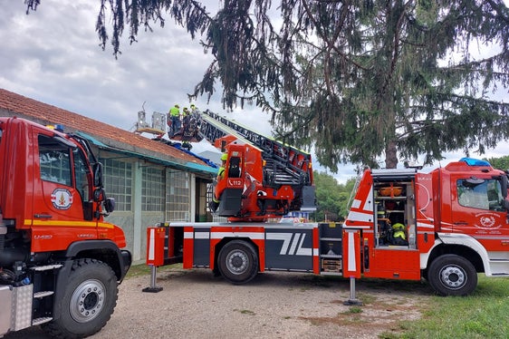Nelle zone colpite dall'emergenza sono in azione 85 vigili del fuoco volontari e a tempo pieno, 61 trentini e 24 altoatesini, con il supporto tecnico di cinque addetti del Reparto Logistico del Servizio Prevenzione Rischi e del Centro Operativo Provinciale di Emergenza Trentino. (Foto: ASP/Corpo permanente dei Vigili del fuoco di Bolzano)