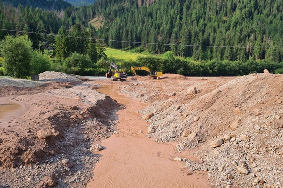 Die Wildbacharbeiter sind nach der Mure im Ciamaorbach in Enneberg mit Vorarbeiter Heinz Baumgartner im Einsatz, vier Bagger räumen die rund 15.000 bis 20.000 Kubikmeter Material. (Foto: LPA/Landesamt für Wildbach- und Lawinenverbauung Ost in der Agentur für Bevölkerungsschutz)