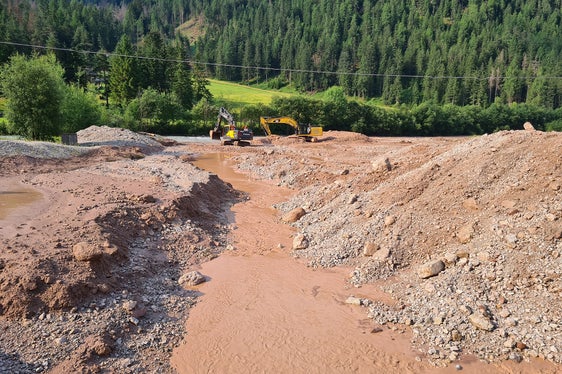 Die Wildbacharbeiter sind nach der Mure im Ciamaorbach in Enneberg mit Vorarbeiter Heinz Baumgartner im Einsatz, vier Bagger räumen die rund 15.000 bis 20.000 Kubikmeter Material. (Foto: LPA/Landesamt für Wildbach- und Lawinenverbauung Ost in der Agentur für Bevölkerungsschutz)