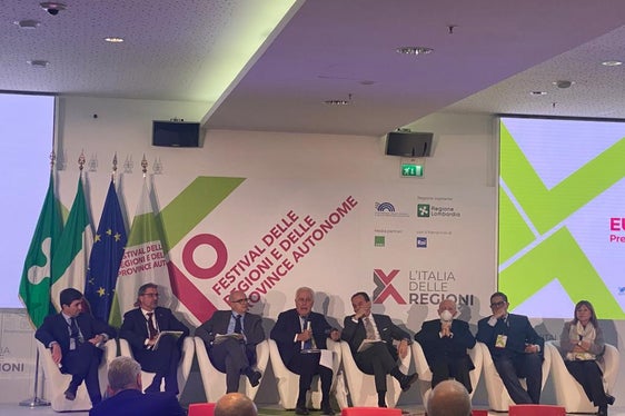 Landeshauptmann Kompatscher (2.v.l.) beim Festival der Regionen und autonomen Provinzen (Foto: LPA)