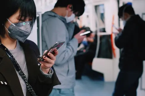 In öffentlichen städtischen und außerstädtischen Verkehrsmitteln gilt grundsätzlich die Pflicht eine FFP2- oder gleichwertige Maske zu tragen. (Foto: LPA/Pexels)