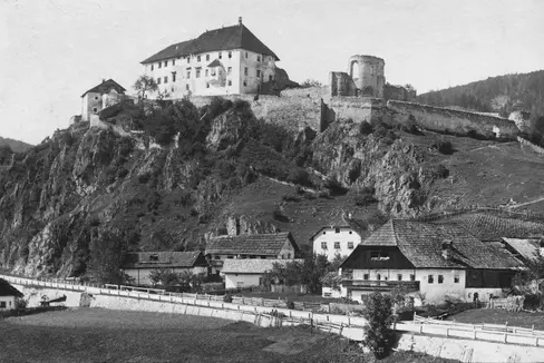 Die Sonnenburg in St. Lorenzen (im Bild eine ältere Aufnahme, von Südosten aus gesehen) beheimatete ein bedeutendes Frauenkloster. Eine historisch bedeutsame Sammlung von Schriftgut aus dem Mittelalter und der Neuzeit wurde nun unter Denkmalschutz gestellt. (Foto: Bildarchiv des Landesdenkmalamtes)