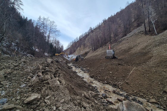 Noch bis zum 23. Jänner befreit das Landesamt für Wildbach- und Lawinenverbauung West in der Agentur für Bevölkerungsschutz das Bachbett des Schnalserbaches von rund 40.000 Kubikmetern Material. (Foto: LPA/Landesamt für Wildbach- und Lawinenverbauung West in der Agentur für Bevölkerungsschutz/Martin Eschgfäller)