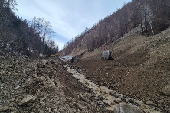 Dall’8 gennaio l'Ufficio provinciale Sistemazione bacini montani ovest sta rimuovendo il materiale dal letto del torrente e lo sta depositando temporaneamente sul sentiero che costeggia la riva. (Foto: USP/Ufficio provinciale Sistemazione bacini montani ovest/Martin Eschgfäller)