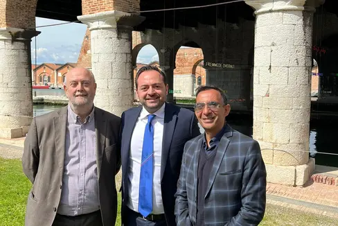 Oggi (19 aprile) il vicepresidente della Provincia Marco Galateo, accompagnato dal direttore Antonio Lampis (da sinistra), ha incontrato alla Biennale di Venezia Umberto Croppi, componente della Consulta culturale italiana (Foto: ASP/Dipartimento Cultura italiana)