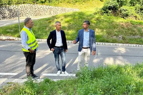 Il sopralluogo sulla strada provinciale da Bressanone a Velturno di qualche giorno fa: il progettista Paul Schmidt, il sindaco Peter Brunner e l'assessore Daniel Alfreider discutono dell'intervento sul tratto di strada pericoloso. (Foto: ASP)