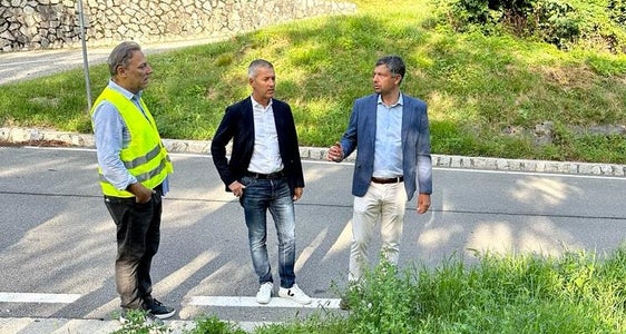 Besprachen kürzlich den Eingriff am neuralgischen Straßenabschnitt an der Landesstraße von Brixen nach Feldthurns: (v.l.) Planer Paul Schmidt, Bürgermeister Peter Brunner und Landesrat Daniel Alfreider. (Foto: LPA)