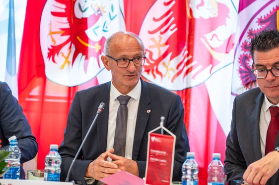 Da ottobre 2025 il Tirolo ricopre la Presidenza dell’Euregio Tirolo-Alto Adige-Trentino. Gli organi direttivi dell’Euregio si sono quindi riuniti sotto la Presidenza del presidente dell’Euregio e capitano del Tirolo Anton Mattle. (Foto: Land Tirol/Fitsch)