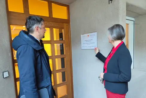 L Assessëur Daniel Alfreider y la ispetëura per la scolines Elisabeth Baur (Foto: USP)