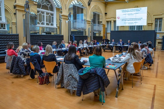 La Commissione provinciale per le pari opportunità è istituita come organo consultivo della Giunta provinciale in materia di parificazione dei generi e di promozione delle donne. (Foto: ASP/Greta Stuefer)