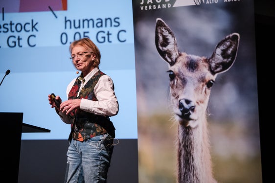 La caccia è responsabilità per gli animali selvatici: la biologa della fauna selvatica Christine Miller durante il suo discorso programmatico. (Foto: USP/Bernhard Aichner)