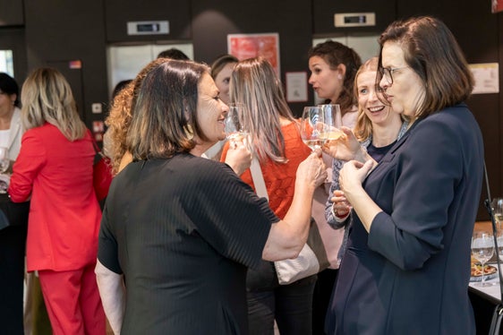 Small talk und Netzwerken nach der Vergabe der Zertifikate in der Bozner Handelskammer. (Foto: Alan Bianchi)
