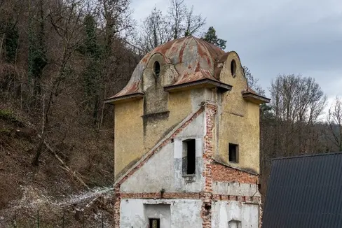 Der Wasserturm am Bahnhof Klausen wurde im Rahmen der Bauarbeiten der Grödner Bahn errichtet. (Foto: LPA/Landesdenkmalamt/Manuela Tessaro)