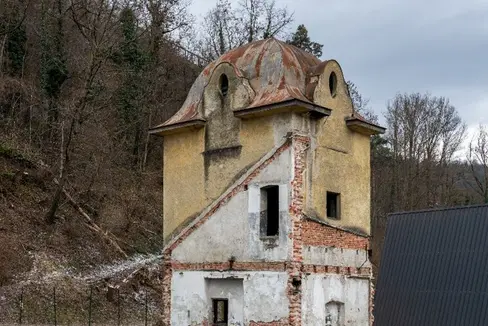 Der Wasserturm am Bahnhof Klausen wurde im Rahmen der Bauarbeiten der Grödner Bahn errichtet. (Foto: LPA/Landesdenkmalamt/Manuela Tessaro)
