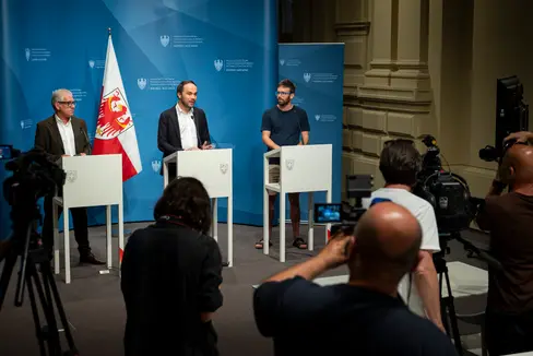 Gemeindenverbandspräsident Andreas Schatzer, Landesrat Philipp Achammer und Florian Pallua vom Forum Prävention stellten am 11. Juli das Konzept des Jugendhaushaltes vor. Dies ist ein eigenes Budget für jugendrelevante Projekte, die nach einer Abstimmung durch 14- bis 25-jährige Gemeindebewohnerinnen und -bewohner, Gemeinderat, Jugendbeirat und örtlichen Jugendeinrichtungen umsetzen werden. (Foto: LPA/Fabio Brucculeri)