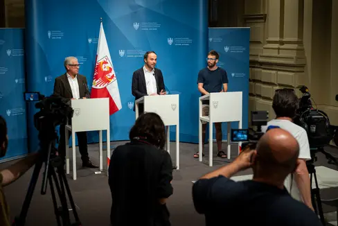 Gemeindenverbandspräsident Andreas Schatzer, Landesrat Philipp Achammer und Florian Pallua vom Forum Prävention stellten am 11. Juli das Konzept des Jugendhaushaltes vor. Dies ist ein eigenes Budget für jugendrelevante Projekte, die nach einer Abstimmung durch 14- bis 25-jährige Gemeindebewohnerinnen und -bewohner, Gemeinderat, Jugendbeirat und örtlichen Jugendeinrichtungen umsetzen werden. (Foto: LPA/Fabio Brucculeri)