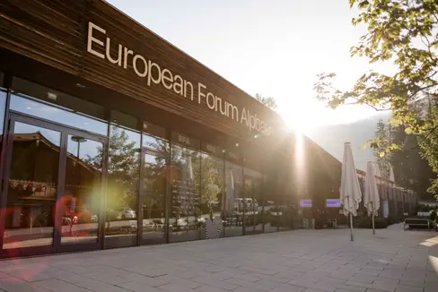 Gli Euregio-Days 2025 al Forum Europeo di Alpbach si svolgono quest'anno dal 16 al 19 agosto e sono dedicati al tema Competitività in un presente europeo in continuo cambiamento. (Foto/EFA/Philipp Huber)