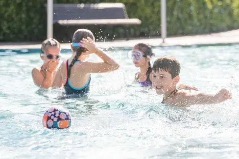 I possessori dell'EuregioFamilyPass Alto Adige possono godere del divertimento del nuoto a prezzo ridotto in 13 piscine in tutta la provincia. La promozione estiva inizia oggi, 30 maggio, la sua quarta edizione (Foto: Agenzia per la Famiglia/Harald Wisthaler)