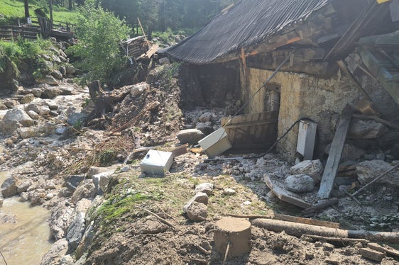 Vor allem der Bereich bei der Säge am Wengener Bach wurde durch das Unwetterereignis vom Mittwochabend stark in Mitleidenschaft gezogen; die Wildbachverbauung führt Instandsetzungsarbeiten am Bachbett und im Uferbereich durch. (Foto: LPA/Landesamt für Wildbach- und Lawinenverbauung Ost in der Agentur für Bevölkerungsschutz)