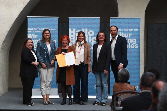 Zu den zertifizierten Bibliotheken zählt auch die Öffentliche Bibliothek Frangart, die von Amtsdirektorin Marion Gamper (1.v.l.) und Landesrat Achammer (1.v.r.) das Zertifikat überreicht bekommen haben. (Foto: LPA/Amt für Bibliotheken und Lesen)