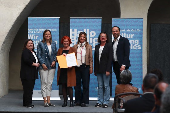 Zu den zertifizierten Bibliotheken zählt auch die Öffentliche Bibliothek Frangart, die von Amtsdirektorin Marion Gamper (1.v.l.) und Landesrat Achammer (1.v.r.) das Zertifikat überreicht bekommen haben. (Foto: LPA/Amt für Bibliotheken und Lesen)