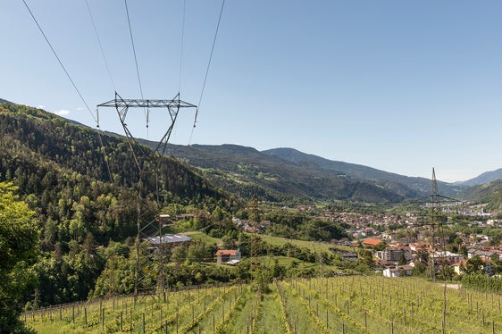 Das Projekt sieht vor, dass 260 Kilometer bestehender Freileitungen und über 1200 Strommasten im Eisacktal abgebaut werden, sodass rund 600 Hektar Landschaft frei und somit aufgewertet werden. (Foto: LPA/Claudia Corrent)