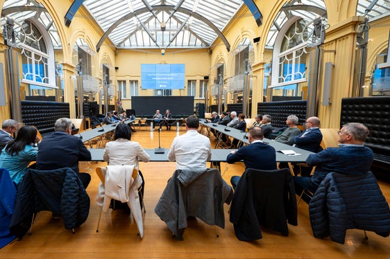 Numerosi sindaci dei Comuni interessati hanno accettato l'invito dell'assessore provinciale Peter Brunner a recarsi a Palazzo Widmann per informarsi sullo stato di avanzamento della riorganizzazione delle linee ad alta tensione nella Valle Isarco. (Foto: USP/Fabio Brucculeri)