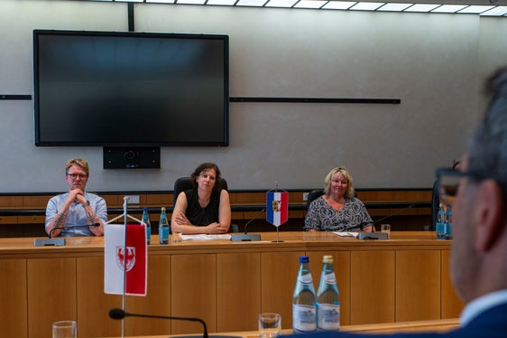 Kristina Herbst, presidente del Parlamento dello Schleswig-Holstein (al centro), ha riferito, tra l'altro, della carenza di manodopera nello stato federale tedesco (Foto: ASP/Fabio Brucculeri)