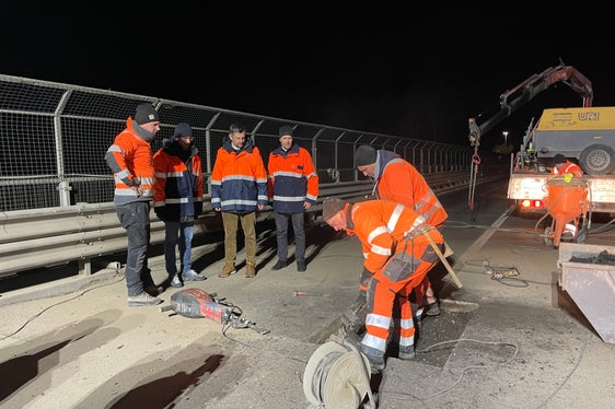 Bei der Kontrollen an der Brücke war neben den Technikern der Landesabteilungen Tiefbau und Straßendienst auch Landesrat Daniel Alfreider (3.v.l.) mit dabei. (Foto: LPA/gnews)
