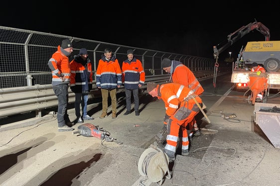 Bei der Kontrollen an der Brücke war neben den Technikern der Landesabteilungen Tiefbau und Straßendienst auch Landesrat Daniel Alfreider (3.v.l.) mit dabei. (Foto: LPA/gnews)