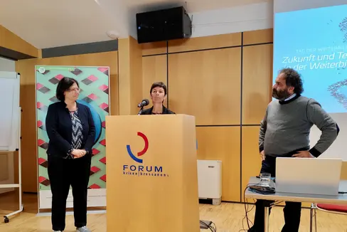 I direttori degli uffici (da sinistra) Anika Michelon, Donatella Ricchetto e Luca Bizzarri all'inaugurazione: la Giornata dell'Educazione Permanente di quest'anno è stata promossa congiuntamente dai tre uffici Educazione permanente e lingue della Ripartizione Cultura italiana e Ripartizione Cultura tedesca. Un segno tangibile del fatto che le sfide del futuro possono essere affrontate al meglio insieme. (Foto: USP/Ufficio Educazione permanente e lingue)