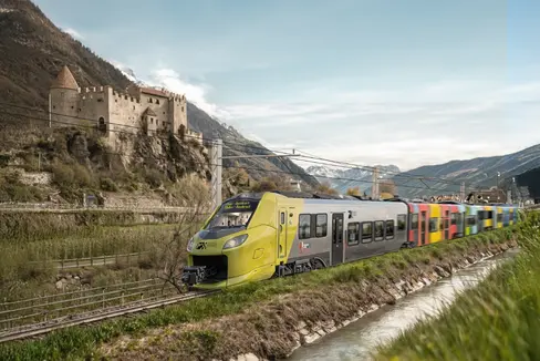 2025 werden auf der Linie der Vinschger Bahn die neue Oberleitung und das europäische Zugleitsystem ETCS – European Train Control System auf den bestehenden und neuen Zügen (im Bild) installiert, ausführlich getestet und zugelassen. (Rendering: STA/Alstom)