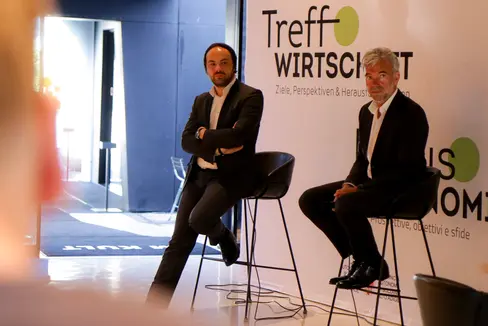 Treffpunkt Wirtschaft: Mit den Landesräten Achammer und Schuler (im Bild bei einem Wirtschaftsfrühstück im Sommer) über Herausforderungen, Ziele und Perspektiven diskutieren - im November ist das in Eppan, Schabs und Marling möglich. (LPA/Peter Natter)