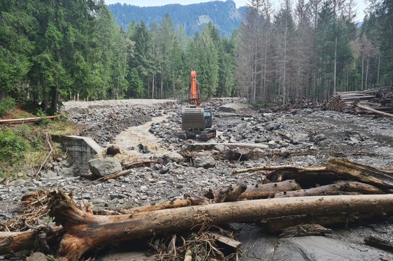 Der Frötschbach in Seis (im Bild) hat Material bis in den Eisack geführt, das Rückhaltebecken ist voll mit Geröll und Holz. (Foto: LPA/Landesamt für Wildbach- und Lawinenverbauung Süd in der Agentur für Bevölkerungsschutz)
