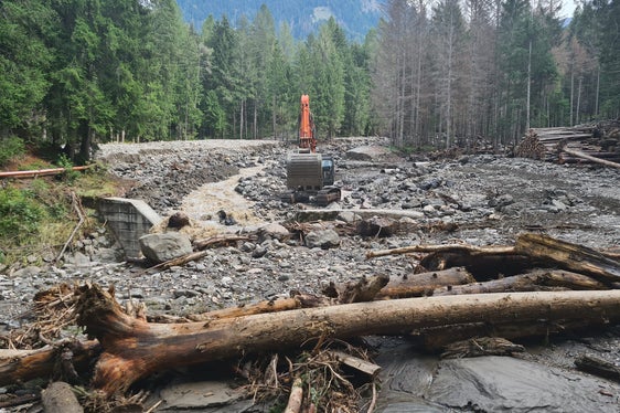 Der Frötschbach in Seis (im Bild) hat Material bis in den Eisack geführt, das Rückhaltebecken ist voll mit Geröll und Holz. (Foto: LPA/Landesamt für Wildbach- und Lawinenverbauung Süd in der Agentur für Bevölkerungsschutz)