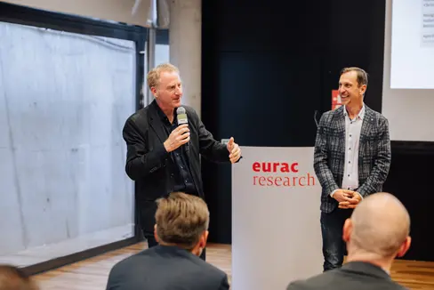 Thomas Streifeneder, responsabile dell'Istituto per lo sviluppo regionale di Eurac Research con il moderatore Thomas Vonmetz. (Foto: Sara Senoner)