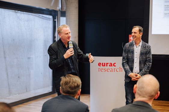 Vorstellung in der Eurac: Thomas Streifeneder, Leiter des Instituts für Regionalentwicklung von Eurac Research mit Moderator Thomas Vonmetz. (Foto: Eurac Research)