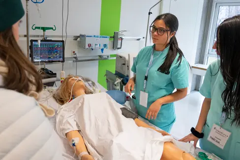 Il Polo Universitario per le Professioni Sanitarie dell'Università Claudiana invita tutti gli interessati all'Open Day di primavera che si terrà il 21 marzo a partire dalle ore 10.00. L'evento mostrerà quanto possa essere stimolante affrontare lo studio della medicina. (Foto: USP/Fabio Brucculeri)