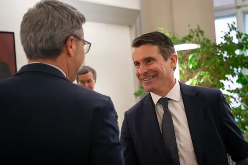 Eric Beißwenger è il ministro di Stato bavarese per gli Affari europei e internazionali. Durante la sua visita in Alto Adige ha incontrato il presidente Kompatscher e l'assessora provinciale Amhof. (Foto: ASP/Fabio Brucculeri)