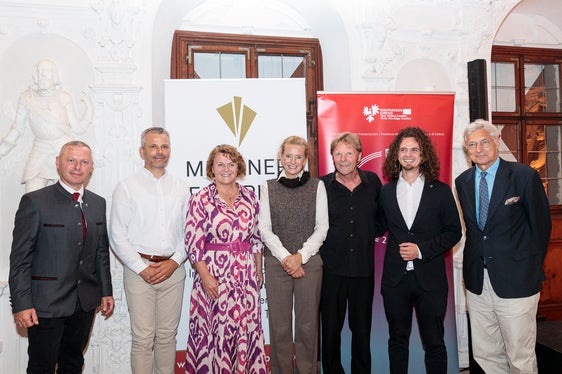 Gruppenfoto mit Veranstaltern und Darstellenden (von links) Christoph von Ach (Euregio); Philipp Kerschbaumer (Bürgermeister von Waidbruck), Rosmarie Pamer (Landeshauptmannstellvertreterin); Sarah Kattih, Matthias Brommann, Philipp Genetti (Meraner Festspiele) und Carl Philipp Baron Hohenbühel (Südtiroler Burgeninstitut) (Foto: LPA/Tiberio Sorvillo)