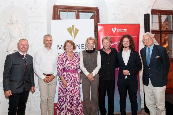 Foto di gruppo con gli organizzatori e gli artisti: da sinistra Christoph von Ach (Euregio); Philipp Kerschbaumer (sindaco di Ponte Gardena), Rosmarie Pamer (vicepresidente della Provincia); Sarah Kattih, Matthias Brommann, Philipp Genetti (Meraner Festspiele) e Carl Philipp Baron Hohenbühel (Istituto dei Castelli dell'Alto Adige) (Foto: ASP/Tiberio Sorvillo)