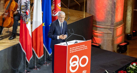 Der österreichische Bundespräsident Alexander Van der Bellen zeichnete in seiner Rede zum Festakt die Entwicklung Südtirols von einer Konfliktregion zu einem europäischen Vorbild für Autonomie, Minderheitenschutz und grenzüberschreitende Zusammenarbeit nach. (Foto: LPA/Bernhard Aichner)