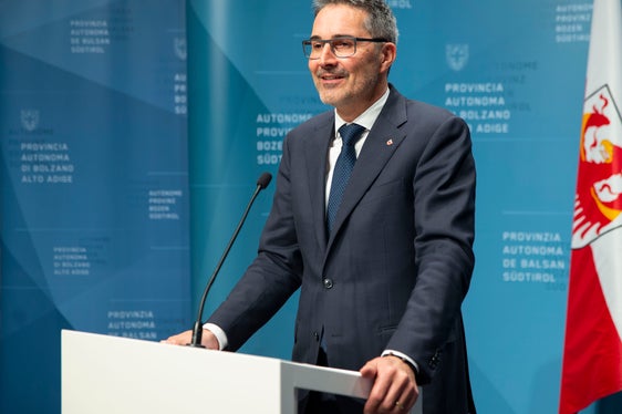 Il presidente della Provincia autonoma di Bolzano, Arno Kompatscher, durante la conferenza stampa di oggi, 31 gennaio: Lo stralcio delle cartelle fino a 1.000 euro costituirebbe un'ingiustizia nei confronti di quei cittadini che hanno pagato le imposte. Foto: ASP/Fabio Brucculeri)